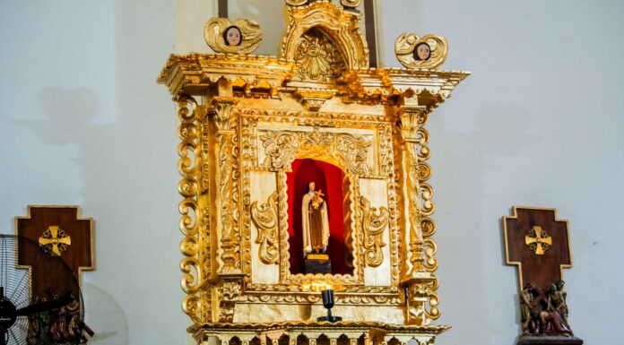 Restauran retablo del siglo XVIII en la iglesia Nuestra Señora del Carmen