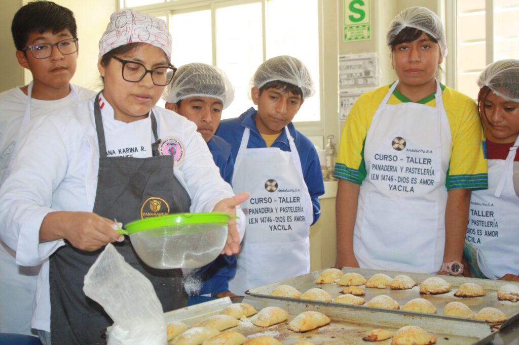 Escolares de Yacila se capacitan en curso de panadería y pastelería
