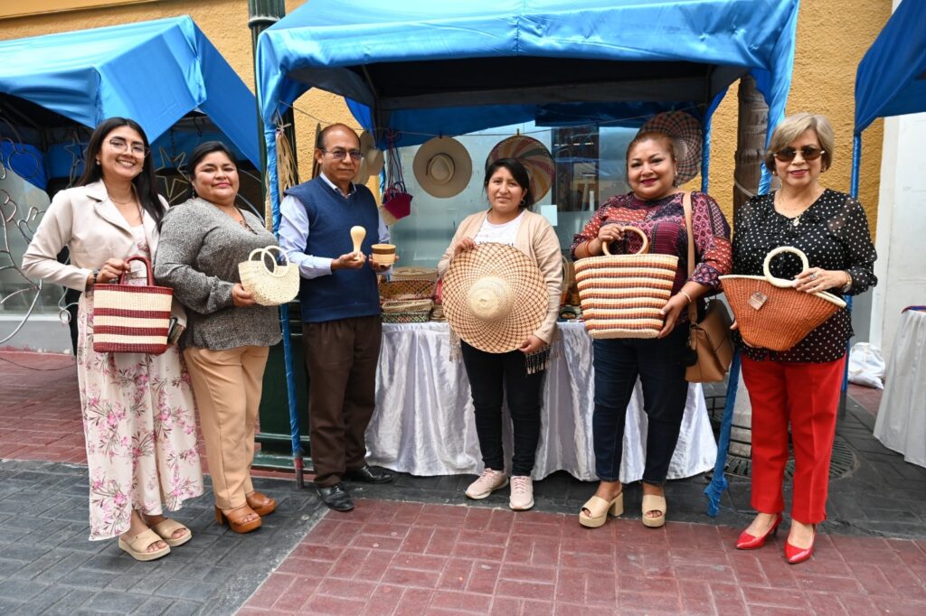 Feria “Piura te espera Navidad” reúne a los mejores artesanos y productores de la región Feria “Piura te espera Navidad” reúne a los mejores artesanos y productores de la región