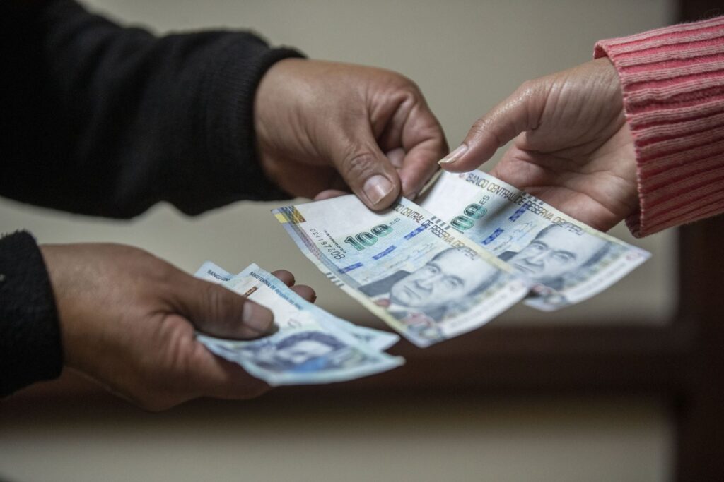 Ingresos laborales suben 6.8% en el primer trimestre de 2025, según el INEI