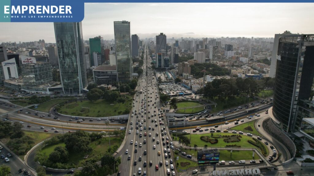 Empresarios proyectan crecimiento económico para el 2025, según encuesta de la CCL
