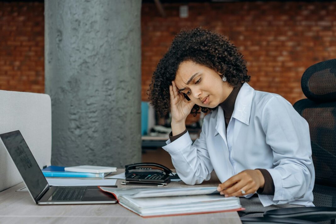 Estudio revela cómo el trabajo influye en la salud mental de los empleados