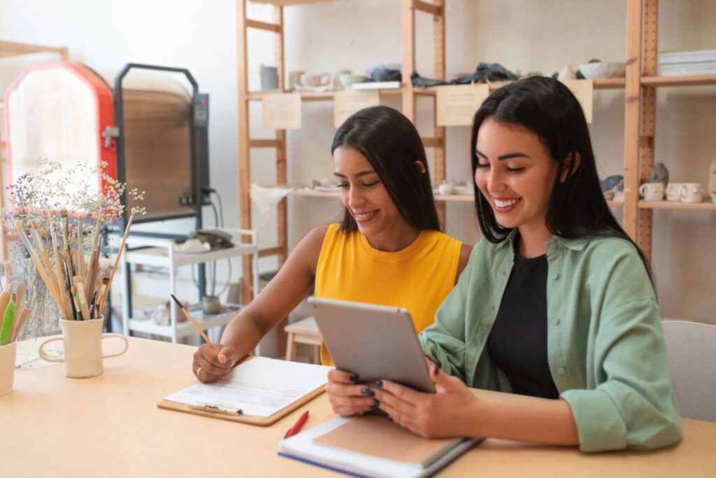 Emprendedores peruanos revelan estrategias para crecer en el mercado digital y físico