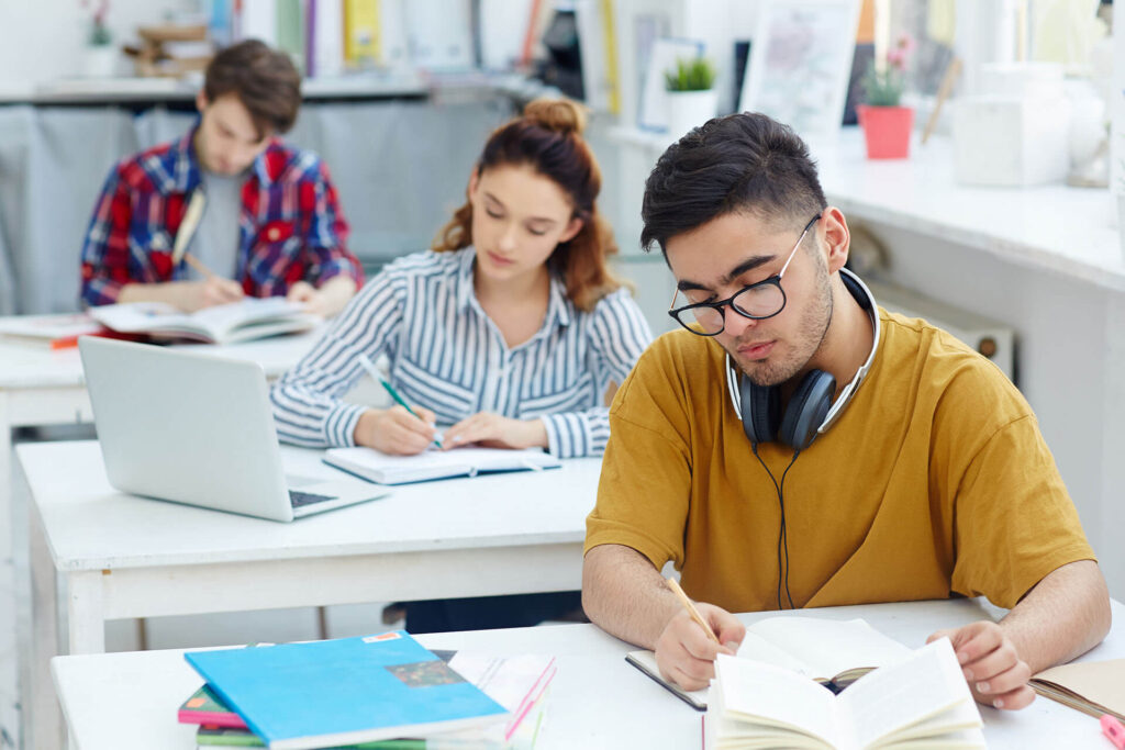 Casi 9 mil estudiantes peruanos buscan formación académica en el extranjero: ¿qué motiva esta tendencia? Casi 9 mil estudiantes peruanos buscan formación académica en el extranjero: ¿qué motiva esta tendencia?