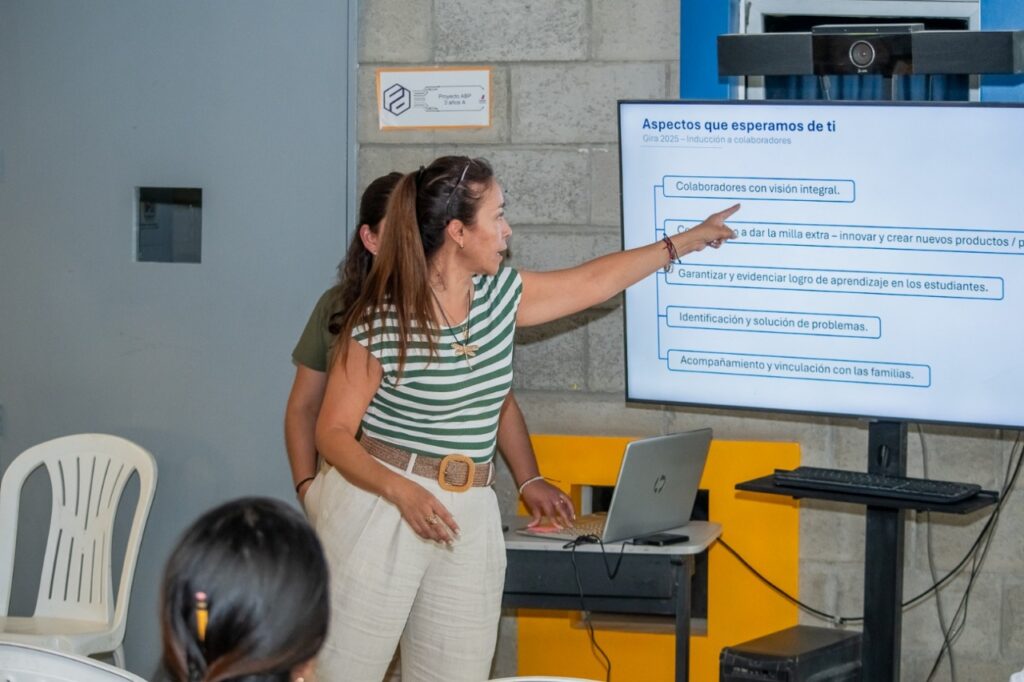 “El profesor ya no es el centro de la clase, ahora es el estudiante quien toma un papel activo”