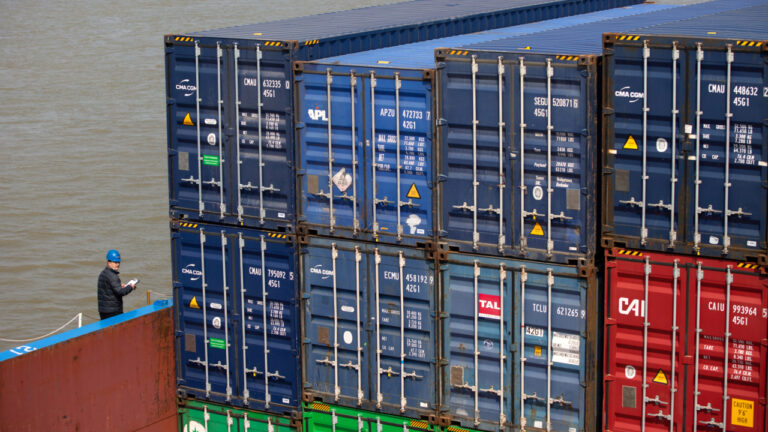 China impone un arancel del 84 % a productos estadounidenses como represalia comercial