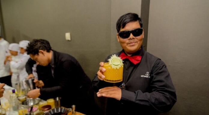 Fidel Flores, el joven con discapacidad visual que emprendió como bartender