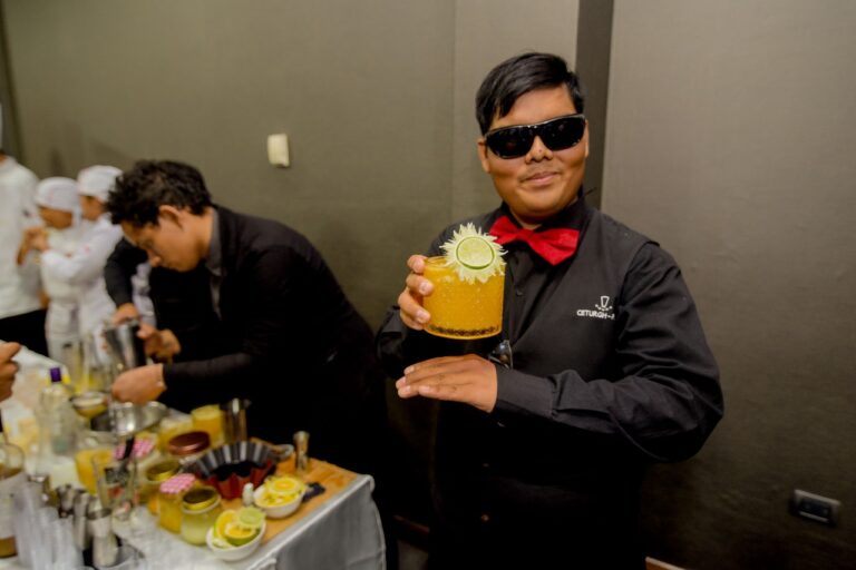 Fidel Flores, el joven con discapacidad visual que emprendió como bartender