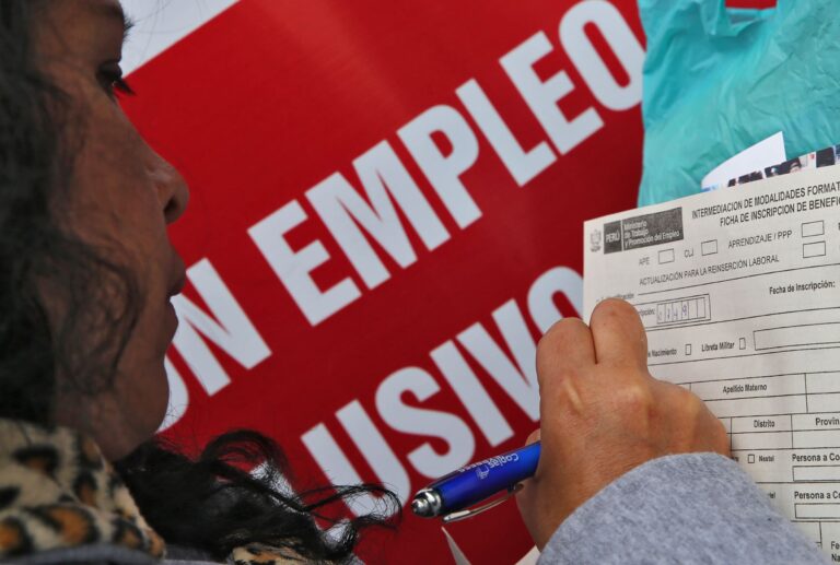 Desempleo cae en 2025, pero informalidad laboral sigue alta en zonas rurales