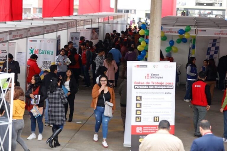 Empleo formal en Perú creció 5.4 % en febrero, con mayor participación de mujeres y jóvenes
