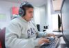 De estudiante a servidor público: joven con discapacidad visual encuentra su vocación ayudando a otros