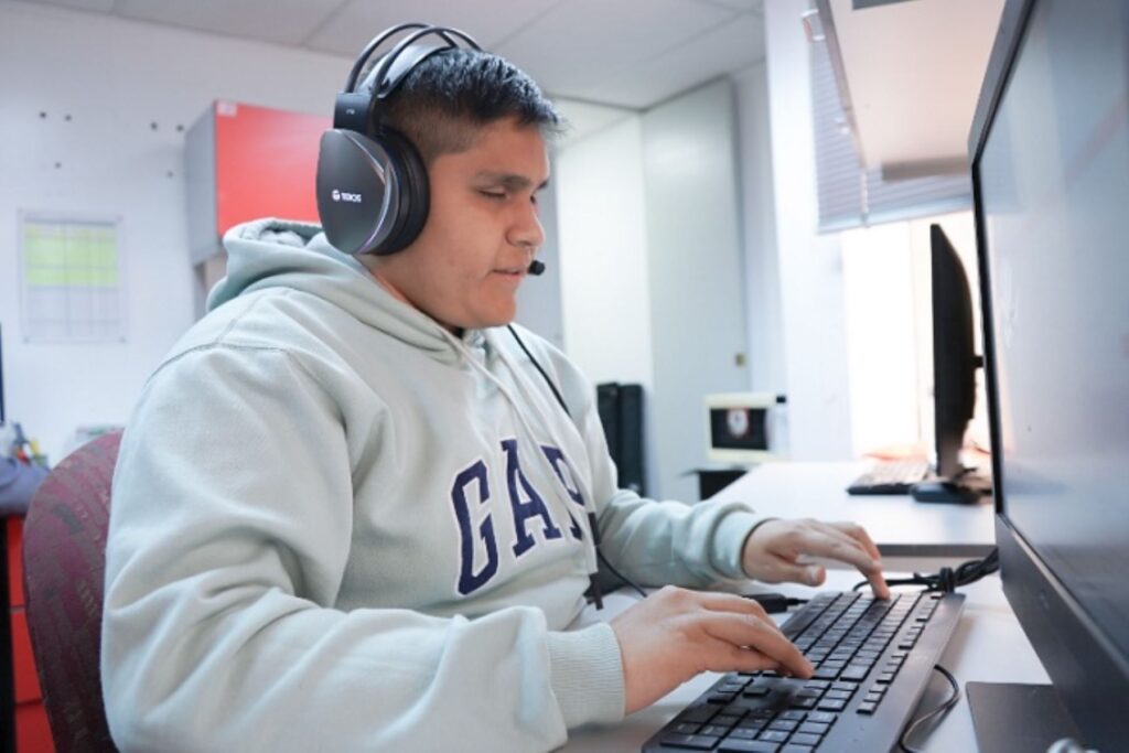 De estudiante a servidor público: joven con discapacidad visual encuentra su vocación ayudando a otros