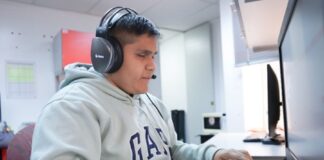 De estudiante a servidor público: joven con discapacidad visual encuentra su vocación ayudando a otros
