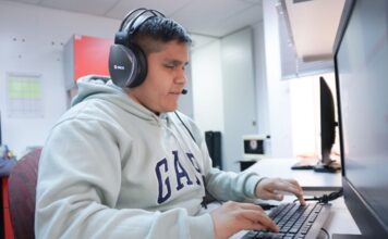 De estudiante a servidor público: joven con discapacidad visual encuentra su vocación ayudando a otros