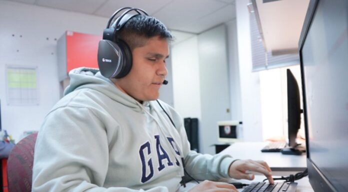 De estudiante a servidor público: joven con discapacidad visual encuentra su vocación ayudando a otros