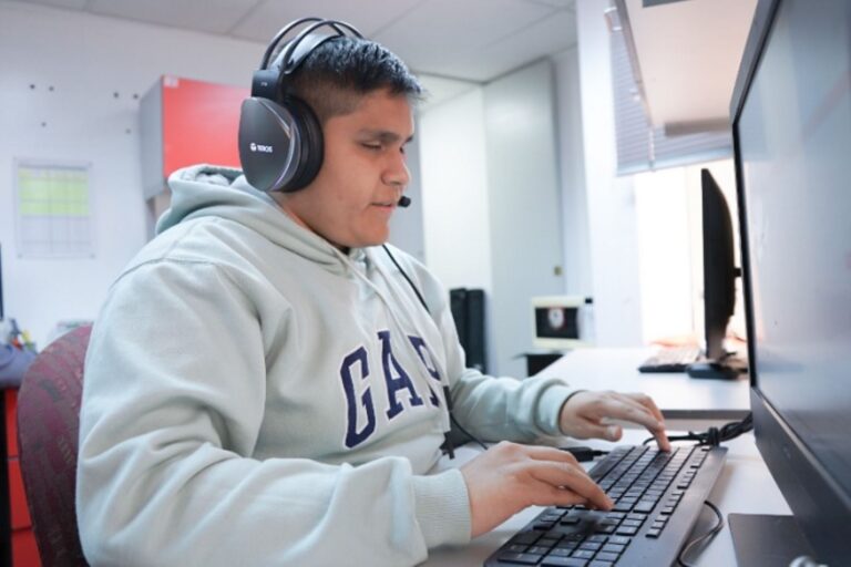 De estudiante a servidor público: joven con discapacidad visual encuentra su vocación ayudando a otros