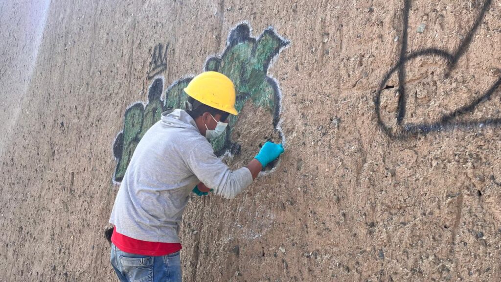 Ministerio de Cultura culmina labores de restauración en muros afectados por grafitis en Chan Chan Ministerio de Cultura culmina labores de restauración en muros afectados por grafitis en Chan Chan