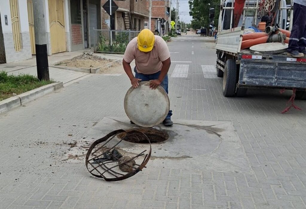 EPS Grau continúa con instalación de tapas, marcos y techos de buzón en Piura