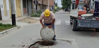 EPS Grau continúa con instalación de tapas, marcos y techos de buzón en Piura