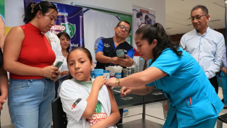 Segunda dosis de vacuna contra el dengue alcanza al 32,3 % de adolescentes en Piura