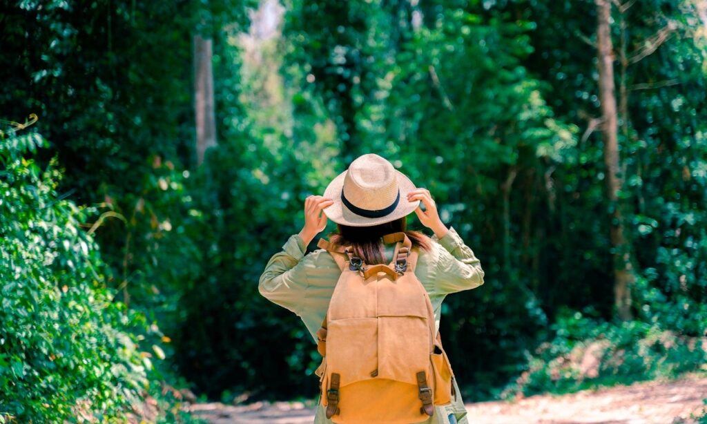 ¿Cómo promover un turismo sostenible con acciones conscientes? Viajar es una experiencia que muchas personas planifican durante todo el año. Sin embargo, cada vez más viajeros se preguntan cómo recorrer el mundo sin afectar el entorno que desean conocer. Frente a este panorama, crece el interés por una forma de turismo que no comprometa los recursos naturales ni el bienestar de las comunidades locales: el turismo sostenible.