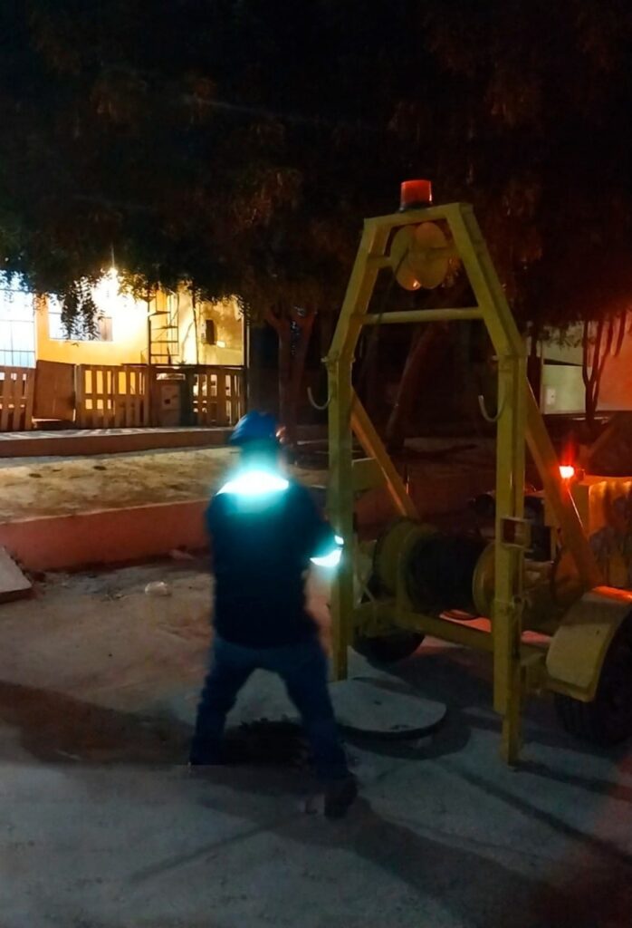 EPS Grau retira piedras, palos, telas de redes de desagüe en Veintiséis de Octubre