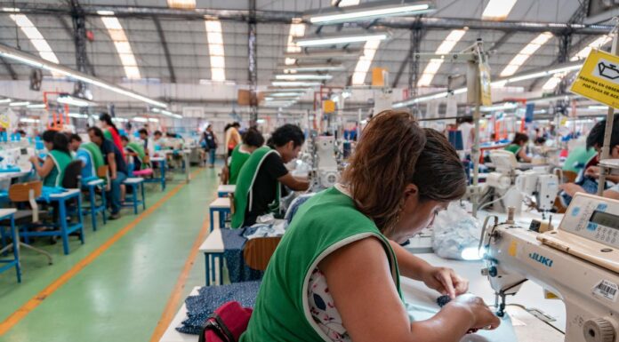 Gobierno peruano impulsa sectores textil e innovación para diversificar la economía nacional