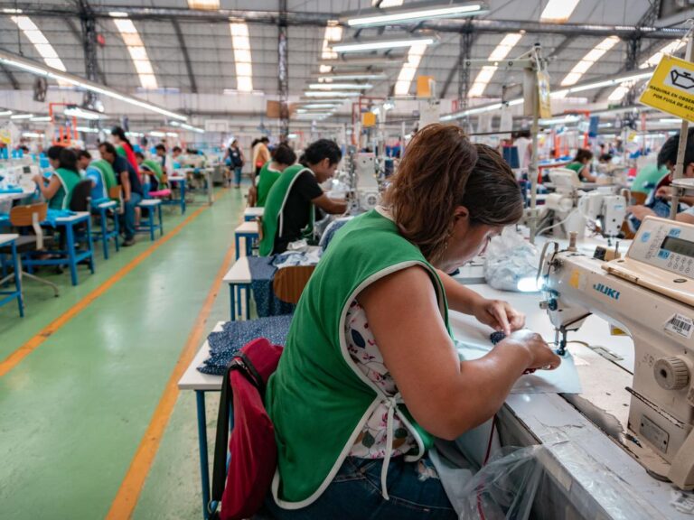 Gobierno peruano impulsa sectores textil e innovación para diversificar la economía nacional