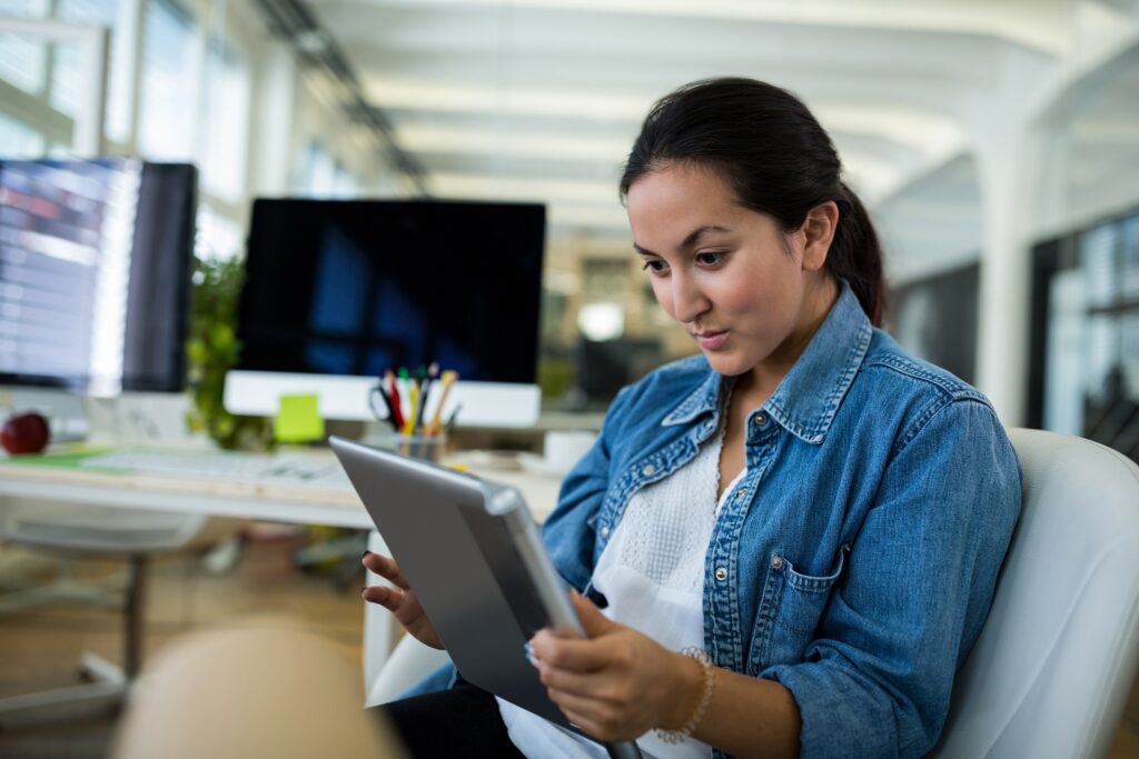 CAF y Women in Tech lanzan el Premio «Mujer Innovación» 2025 en América Latina
