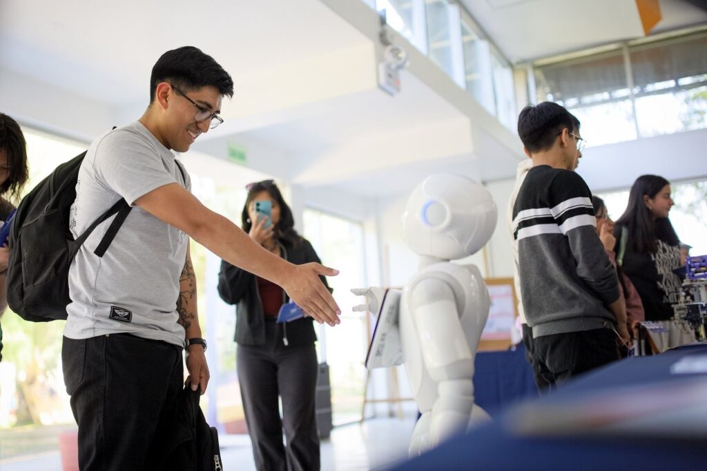 Tecnología peruana desarrolla software que personaliza el comportamiento de robots sociales Tecnología peruana desarrolla software que personaliza el comportamiento de robots sociales