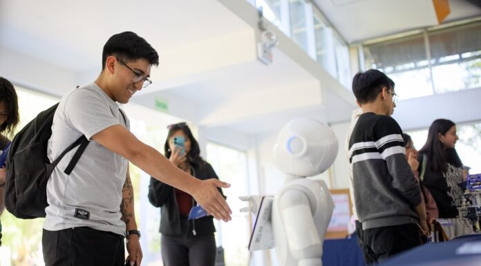 Tecnología peruana desarrolla software que personaliza el comportamiento de robots sociales