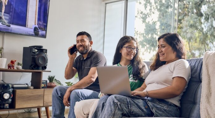 Erestel: el 92.6 % de hogares peruanos tiene acceso a internet fijo y móvil