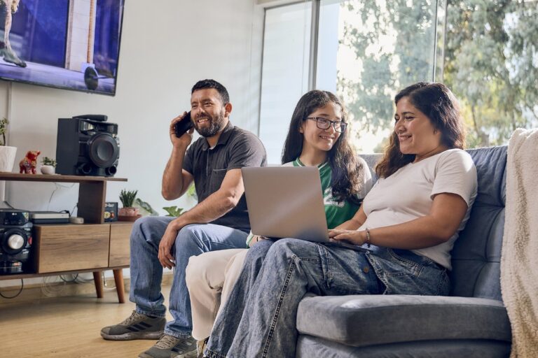 Erestel: el 92.6 % de hogares peruanos tiene acceso a internet fijo y móvil