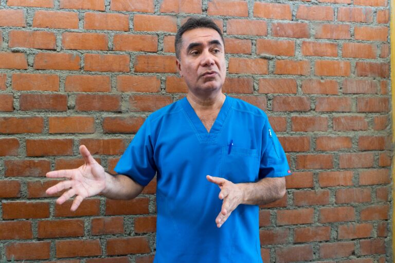 Médico infectólogo advierte que vacuna contra el dengue requiere dos dosis para una protección efectiva