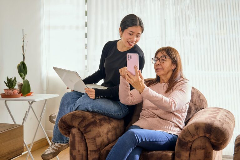 La brecha digital se reduce: el 99.5 % de hogares tiene acceso al menos a un servicio de telecomunicaciones