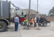 Retiran piedras, palos, colchas y otros inservibles del alcantarillado del A.H. Santa Teresita, Sullana