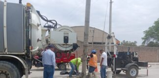 Retiran piedras, palos, colchas y otros inservibles del alcantarillado del A.H. Santa Teresita, Sullana