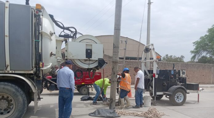Retiran piedras, palos, colchas y otros inservibles del alcantarillado del A.H. Santa Teresita, Sullana