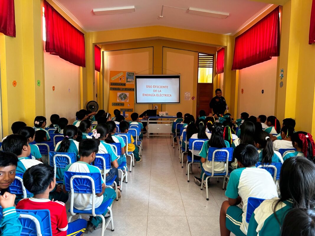 Enosa capacita a más de 250 escolares, docentes y padres de familia con su programa “Aprendiendo con Energía”