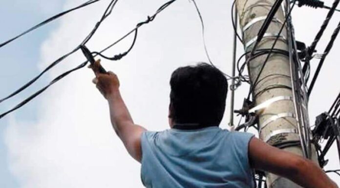 Detienen a persona por realizar conexiones eléctricas clandestinas en Tumbes