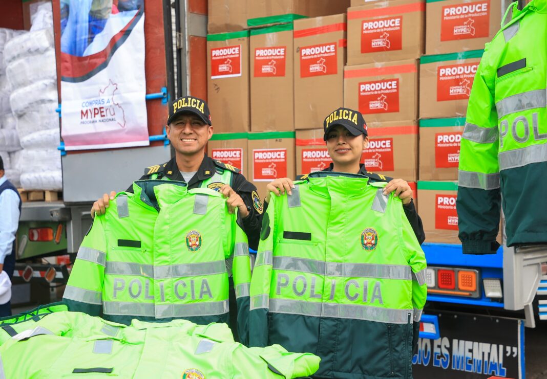 MYPE peruanas producen más de 120 mil uniformes para la PNP MYPE peruanas producen más de 120 mil uniformes para la PNP