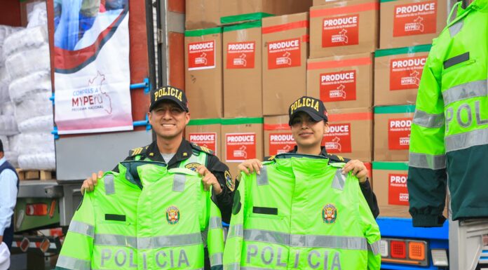 MYPE peruanas producen más de 120 mil uniformes para la PNP MYPE peruanas producen más de 120 mil uniformes para la PNP