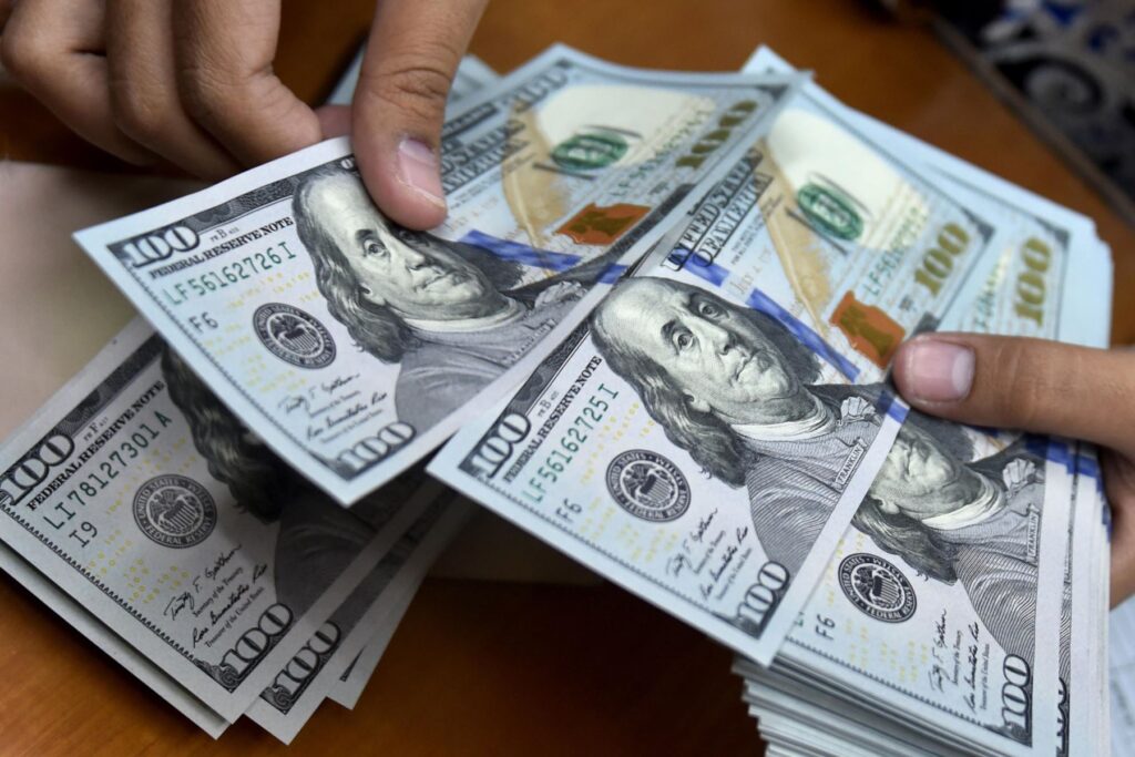 Cómo aprovechar la baja del dólar para ahorrar más y reducir tus deudas Cómo aprovechar la baja del dólar para ahorrar más y reducir tus deudas