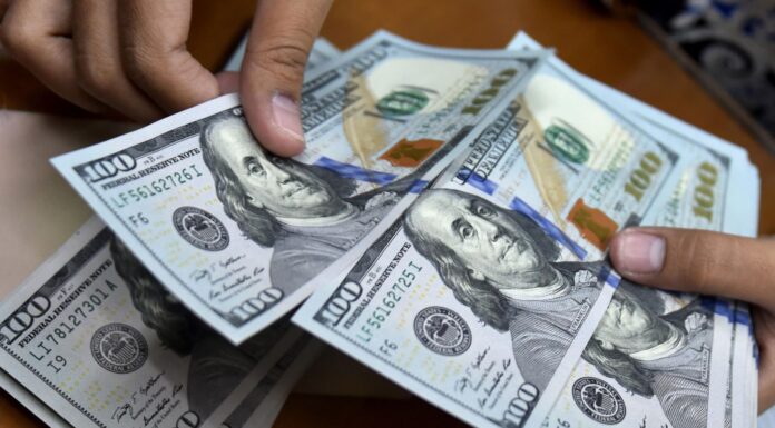 Cómo aprovechar la baja del dólar para ahorrar más y reducir tus deudas