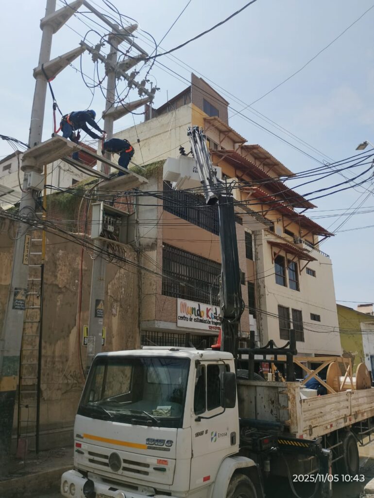 Enosa reemplaza transformador averiado en la calle Lima para restablecer el servicio eléctrico Enosa reemplaza transformador averiado en la calle Lima para restablecer el servicio eléctrico
