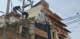 Enosa reemplaza transformador averiado en la calle Lima para restablecer el servicio eléctrico Enosa reemplaza transformador averiado en la calle Lima para restablecer el servicio eléctrico