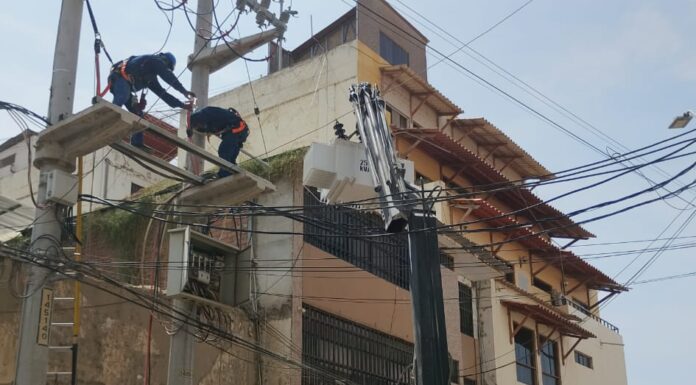 Enosa reemplaza transformador averiado en la calle Lima para restablecer el servicio eléctrico Enosa reemplaza transformador averiado en la calle Lima para restablecer el servicio eléctrico