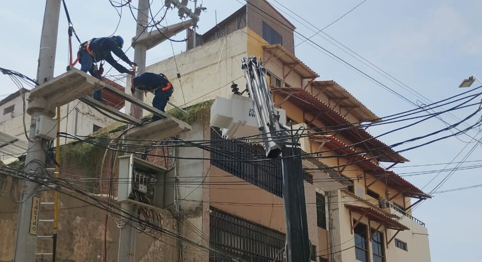 Enosa reemplaza transformador averiado en la calle Lima para restablecer el servicio eléctrico Enosa reemplaza transformador averiado en la calle Lima para restablecer el servicio eléctrico