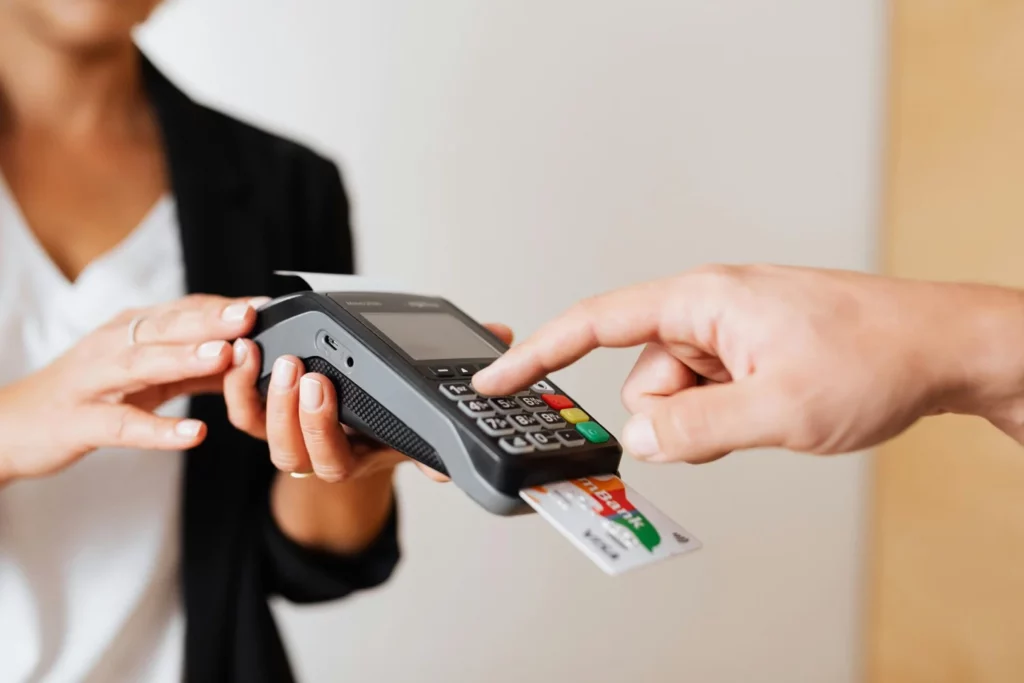 ¿Qué es un POS y cómo ayuda a tu negocio a vender más rápido y de forma segura?