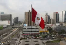 Crecimiento de la economía peruana se apoya en oro y cobre pero no reduce pobreza